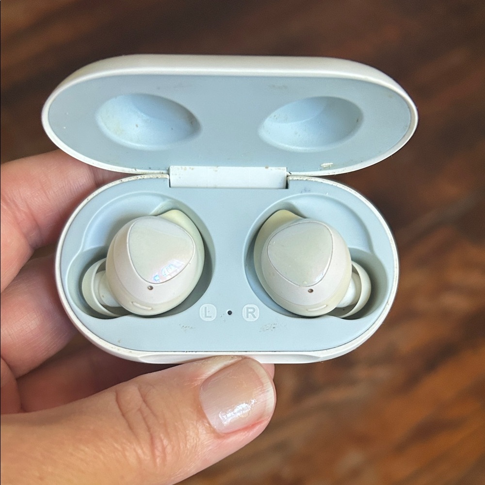 Samsung Wireless Earbuds with Charging Case